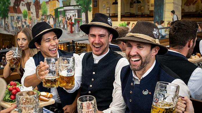 Wiesn-Gaudi: Austin Ortega, Ryan McKiernan, Daryl Boyle und Mathias Niederberger (v.l.) haben Spaß im Hacker-Zelt.