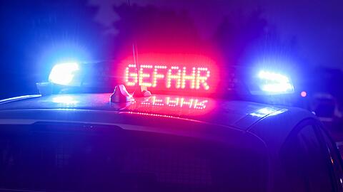 Eine 30-jährige Skoda-Fahrerin hatte das Abbremsen der beiden Wagen vor ihr nicht bemerkt und fuhr mit etwa 120 km/h ungebremst auf. (Symbolbild)