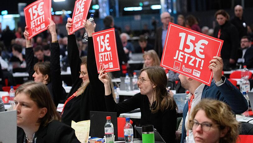 Delegierte halten beim Bundesparteitag der SPD im Jahr 2023 Schilder mit der Aufschrift "15 € jetzt!" hoch. Die Partei hofft, dass die Mindestlohnkommission sich im Juni dafür ausspricht.