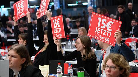 Delegierte halten beim Bundesparteitag der SPD im Jahr 2023 Schilder mit der Aufschrift "15 € jetzt!" hoch. Die Partei hofft, dass die Mindestlohnkommission sich im Juni dafür ausspricht.