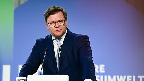 Bundesumweltminister Carsten Schneider (SPD) will sich in Bonn daf&uuml;r einsetzen, dass die Staatengemeinschaft ihr Tempo beim Ausbau der erneuerbaren Energien erh&ouml;ht (Archivbild).