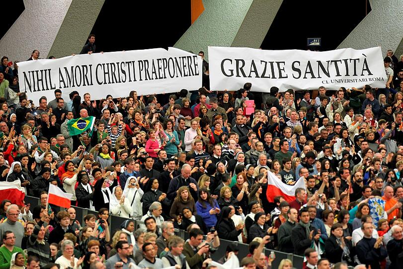 "Danke, Vater" - mit großen transparenten ehren die gläubigen Katholiken in der Audienzhalle Paolo VI im Vatikan ihren Papst. Es war seine voraussichtlich letzte Generalaudienz. Am Montag hatte der Papst seinen Rücktritt angekündigt.