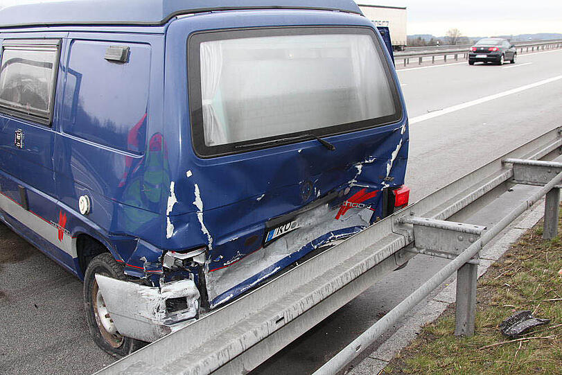 Bei dem schweren Unfall auf der A94 bei Ampfing werden die zwei Fahrer verletzt.