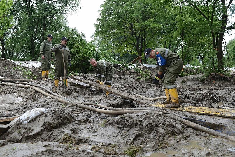 Auch in Hagsdorf (Österreich) hat die Donau Schlamm in Massen hinterlassen.