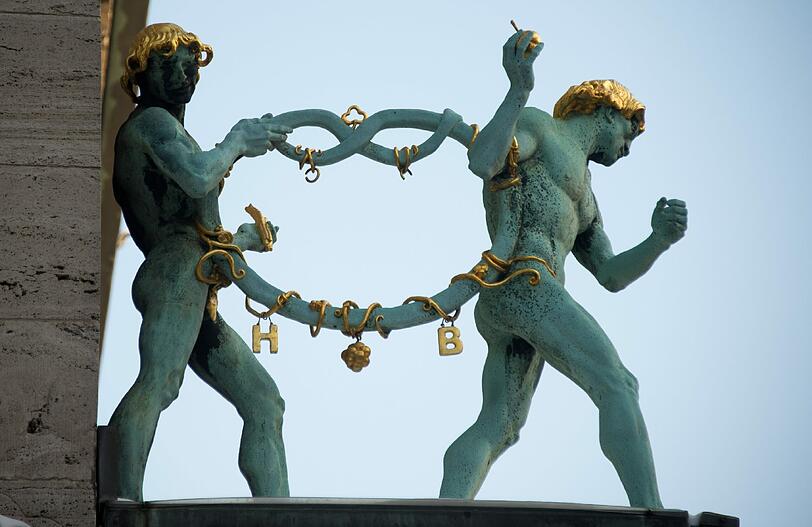 KEKS-KRIMI: Etwa zeitlich parallel spielte sich in Hannover ein Keks-Krimi ab. Was war passiert? Der goldene Keks, das rund 100 Jahre alte Kunstwerk und Wahrzeichen des Gebäckherstellers Bahlsen, wurde vom Stammhaus abmontiert und gestohlen. Es erschien ein Bild mit einer Kreuzung aus Kermit und Krümelmonster &ndash; dazu ein Bekennerschreiben. Darin die Forderung, Vollmilch-Kekse an ein Kinderkrankenhaus und 1000 Euro an ein Tierheim zu spenden. Andernfalls werde der Keks in der Mülltonne landen...