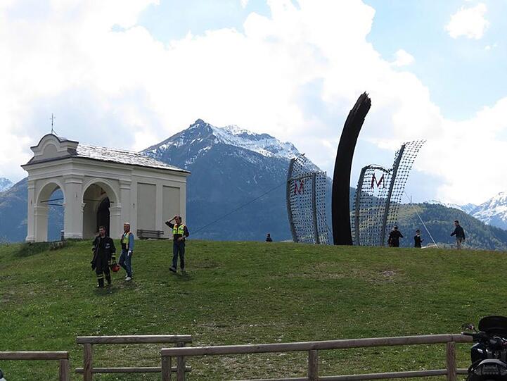 Ein umgestürztes 30 Meter hohes Holzkreuz, das an einen Besuch von Papst Johannes Paul II. in Norditalien erinnert, liegt am 24.04.2014 in Cevo bei Breacia (Italien) am Boden. Das Kreuz hat dort einen jungen Italiener erschlagen.