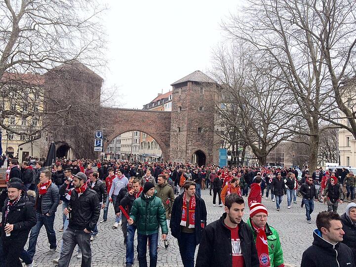 Amateur-Derby: FC Bayern II gegen den TSV 1860 II - Fans treffen sich in den Innenstadt. Die Bilder...