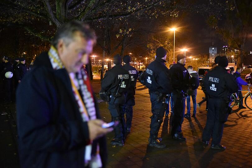 Das Fußball-Länderspiel in Hannover zwischen Deutschland und den Niederlanden ist am Dienstagabend abgesagt worden. Es bestand die Gefahr eines Sprengstoff-Anschlags. "Wir haben konkrete Hinweise gehabt, dass jemand im Stadion einen Sprengsatz zünden wollte", sagte Hannovers Polizeipräsident Volker Kluwe. Die Bilder...