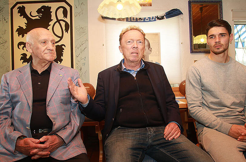 Peter Grosser (l.), der Kapitän der Löwen-Meistermannschaft von 1966, der aktuelle TSV-Präsident Peter Cassalette (m.) und der aktuelle Kapitän Christopher Schindler.