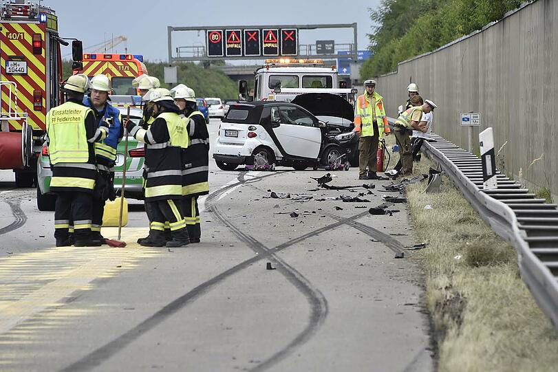 Schwerer Unfall auf der A94: Ein Mercedes-Sportwagen schoss einen Renault ab. Die Bilder von der Unfallstelle!