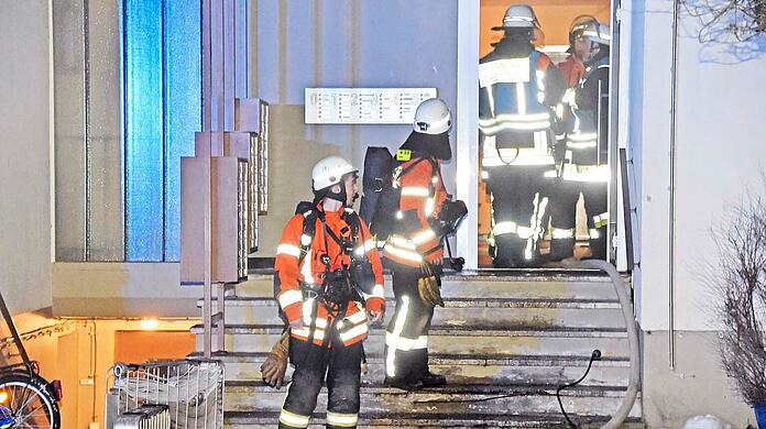 Brandstiftung im Mehrfamilienhaus: Im Treppenhaus stand ein Sofa in Flammen.