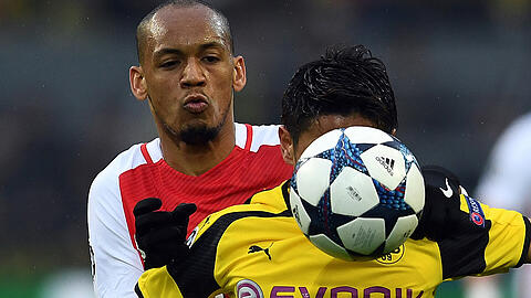 Kaum noch Aussicht auf das Halbfinale für den BVB: Shinji Kagawa (r) von Dortmund und Fabinho von Monaco kämpfen um den Ball.