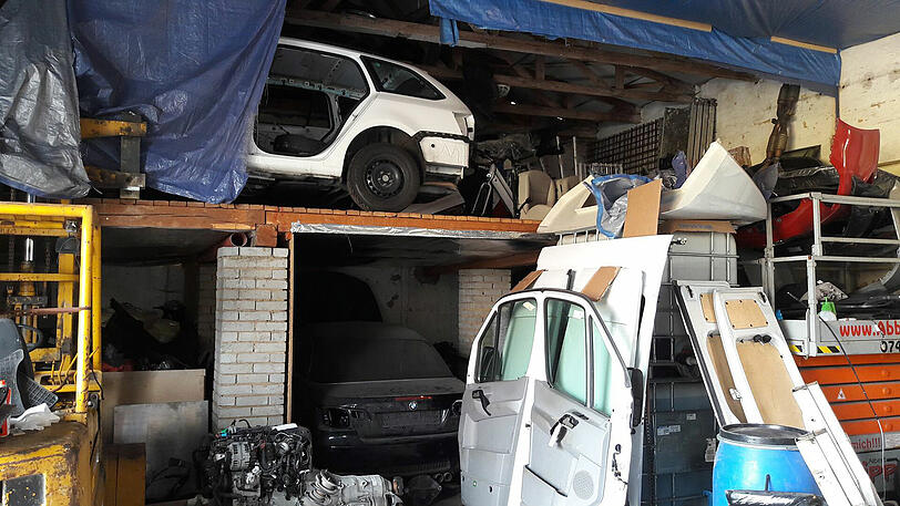 Teile von sichergestellten Autos in einer sogenannten Zerlegerwerkstatt in Rokycany nahe Pilsen.
