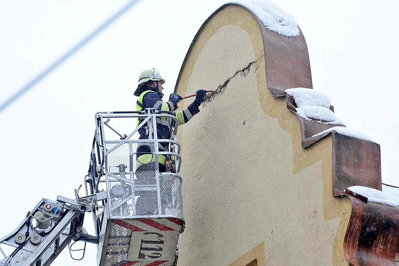 Einsatzort Au: Ein Feuerwehrmann klopft loses Gestein aus einem Riss.
