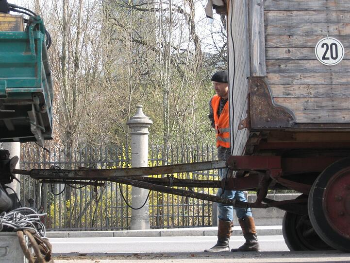 ... auf die Brücke gekarrt worden.