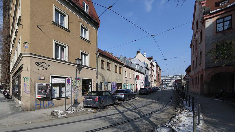 Die Schloßstraße sieht schnuckelig aus, das liegt vor allem an den netten Häusern und den vielen ausgefallenen Geschäften.