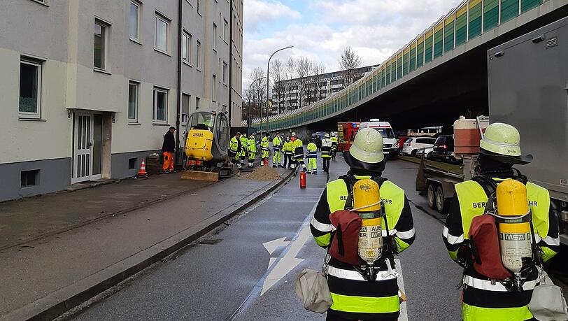 Einsatzkräfte der Münchner Feuerwehr am Candidplatz.