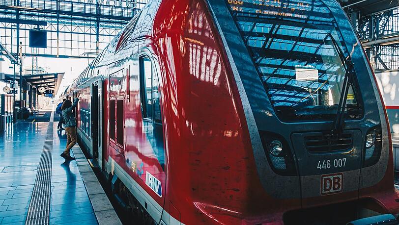 Pendler dürfen sich ab dem 1. Mai auf das 49-Euro-Ticket im ÖPNV freuen.