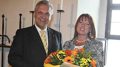 Blumen für die Dame: Innenminister Joachim Herrmann zeichnet Fürths Ex-Landrätin Gabriele Pauli mit der Verdienstmedaille aus.