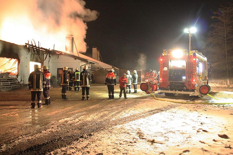 Einen Schaden von mindestens einer halben Million Euro hat ein Großbrand in einer Halle zur Teeproduktion in Eggstätt (Landkreis Rosenheim) verursacht. Menschen kamen nicht zu Schaden. Wie die Polizei mitteilte, fiel eine Hälfte des Firmengebäudes den Flammen zum Opfer.