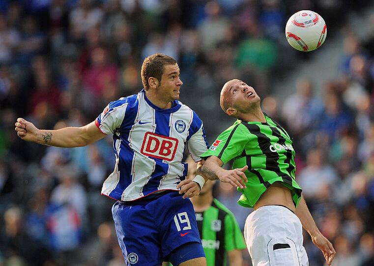 Der Berliner Pierre-Michel Lasogga (l) und der Münchener Necat Aygün kämpfen um den Ball.