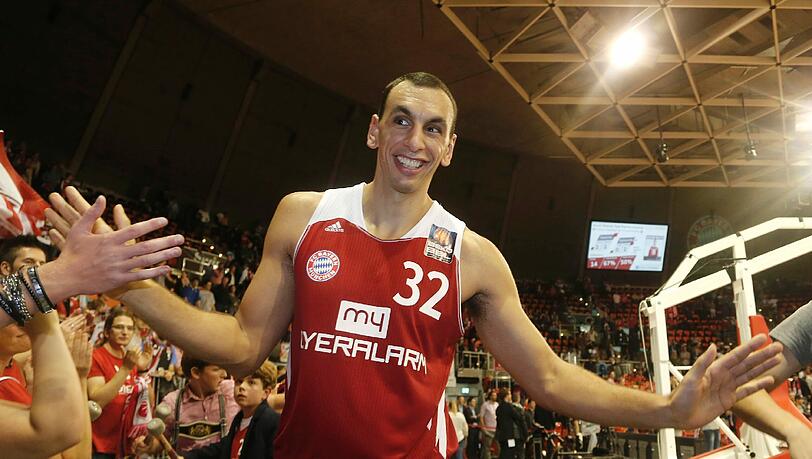 Center Yassin Idbihi feiert mit den Fans den Sieg gegen Bamberg. Center Yassin Idbihi feiert mit den Fans den Sieg gegen Bamberg.