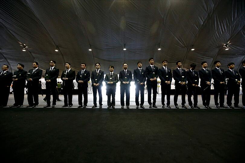 Trauernde warten an der offiziellen Gedenkstätte in Ansan, um den Opfern der gesunkenen Fähre vor der Küste Südkoreas, die letzte Ehre zu erweisen.