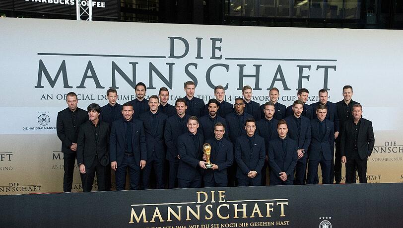 10. November, einen Tag vor Lahms Geburtstag: Der zurückgetretene Nationalelf-Kapitän und die restlichen Weltmeister-Helden präsentieren nach dem WM-Titel den Film "Die Mannschaft", der ab Donnerstag, 13. November in den Kinos zu sehen ist. 10. November, einen Tag vor Lahms Geburtstag: Der zurückgetretene Nationalelf-Kapitän und die restlichen Weltmeister-Helden präsentieren nach dem WM-Titel den Film "Die Mannschaft", der ab Donnerstag, 13. November in den Kinos zu sehen ist.