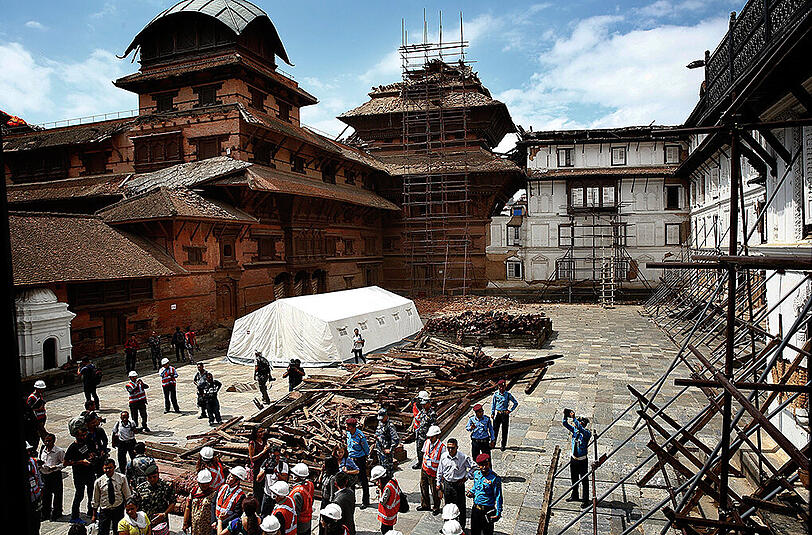 Nach dem verheerenden Erdbeben Ende April hat Nepal bei einer Geberkonferenz Milliarden US-Dollar für den Wiederaufbau eingesammelt.