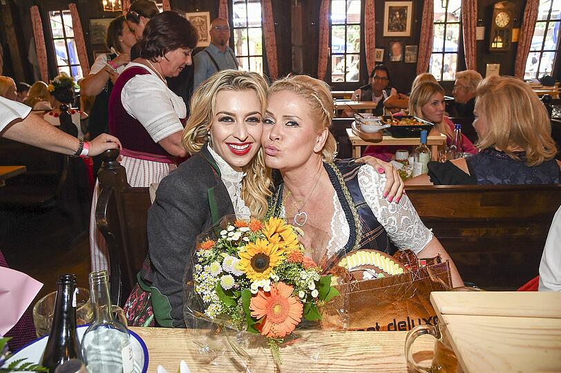 Frohes Herz Wiesn: Claudia Effenberg (re.) feiert u.a. mit Verena Kerth (li.) ihren Geburtstag