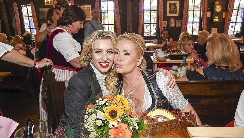 Frohes Herz Wiesn: Claudia Effenberg (re.) feiert u.a. mit Verena Kerth (li.) ihren Geburtstag Frohes Herz Wiesn: Claudia Effenberg (re.) feiert u.a. mit Verena Kerth (li.) ihren Geburtstag
