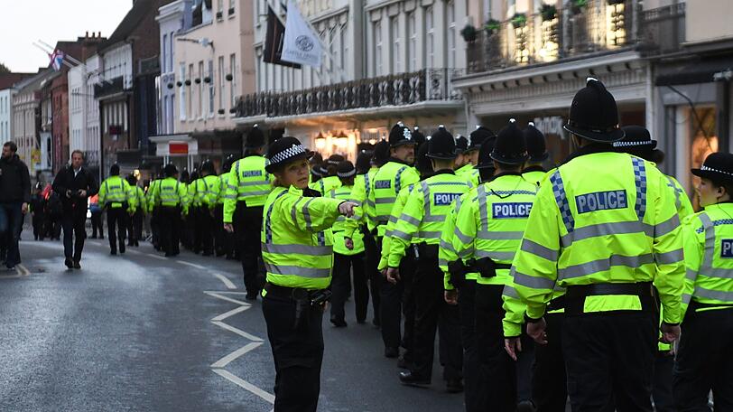 Polizisten marschieren am Tag der Hochzeit von Prinzessin Eugenie und Jack Brooksbank in Windsor auf.