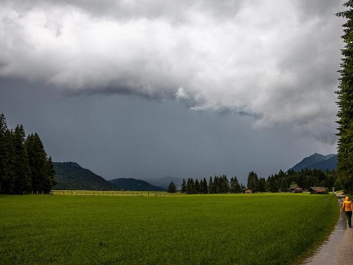 Ein Gewitter zieht in der Nähe des Barmsees in den bayerischen Alpen auf. Foto: Jan Eifert/Archiv