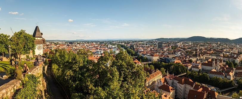 Auch in Graz hat die Hotelgruppe Harry’s Home einen ihrer 16 Standorte. Die Aussicht vom Schlossberg mit Uhrturm ist grandios.