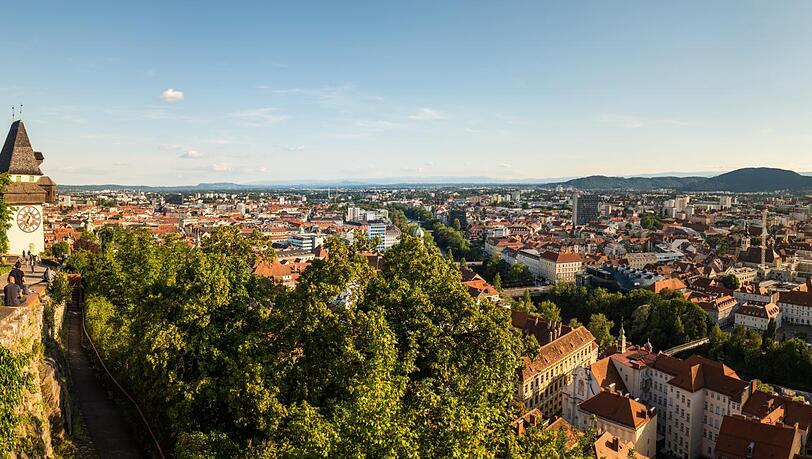 Auch in Graz hat die Hotelgruppe Harry’s Home einen ihrer 16 Standorte. Die Aussicht vom Schlossberg mit Uhrturm ist grandios.