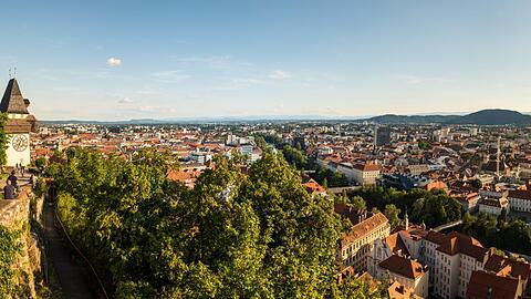 Auch in Graz hat die Hotelgruppe Harry’s Home einen ihrer 16 Standorte. Die Aussicht vom Schlossberg mit Uhrturm ist grandios.