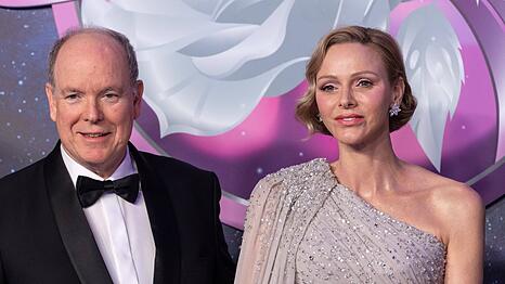 F&uuml;rstin Charl&egrave;ne war an der Seite von F&uuml;rst Albert II. der Star des Rosenballs.