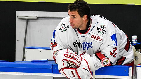 Dimitri P&auml;tzold im November 2020 im Trikot des EV Landshut.