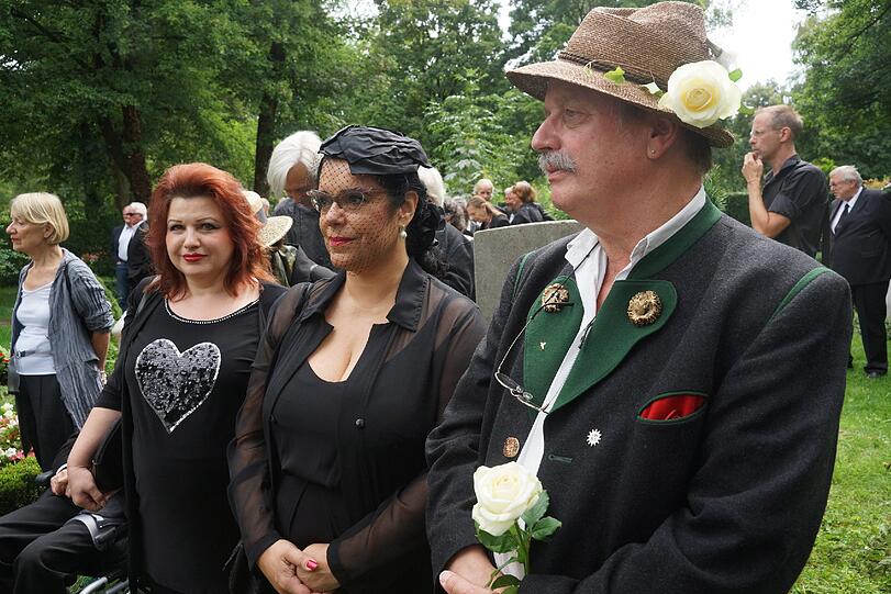 Beerdigung von der Schwabinger Gisela. Die Bilder!