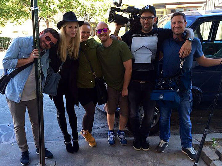 Larissa Marolt (2. v. l.) mit ihrer TV-Crew beim Dreh für ihre neue Sendung in New York