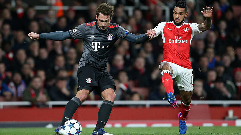 Arsenal-Torschütze Theo Walcott (rechts) im Duell mit Bayern-Abwehrmann Mats Hummels.