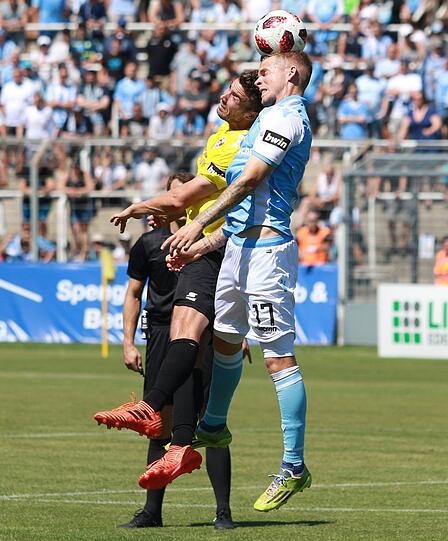 DANIEL WEIN - NOTE 2: Starkes Spiel vom Strategen! Gab nicht einen Ball auf, ging jedem Gegenspieler nach. Ein Vorbild an Einsatz und Leidenschaft. Dazu sehr sicher in seinen Aktionen &ndash; deutliche Steigerung!