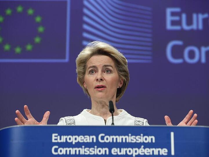 EU-Kommissionschefin Ursula von der Leyen spricht in Brüssel.