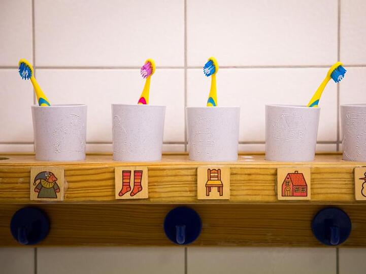Die Zahnbürsten der Kinder ein Kita. Foto: Christian Charisius/Archivbild
