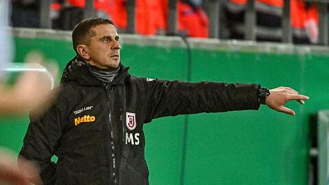 Regensburgs Trainer Mersad Selimbegovic am Spielfeldrand.
