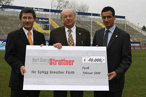 Anzahlung fürs Dach der Nordtribüne: SpVgg-Ehrenratsvorsitzender Kurt Strattner (Mitte) spendet seinem Verein 10000 Euro. Präsident Helmut Hack (links) und Teammanager Rachid Azzouzi freut&rsquo;s.