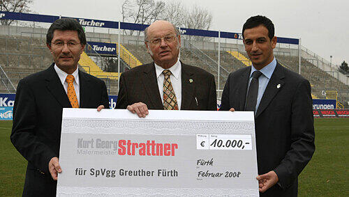 Anzahlung fürs Dach der Nordtribüne: SpVgg-Ehrenratsvorsitzender Kurt Strattner (Mitte) spendet seinem Verein 10000 Euro. Präsident Helmut Hack (links) und Teammanager Rachid Azzouzi freut’s. Anzahlung fürs Dach der Nordtribüne: SpVgg-Ehrenratsvorsitzender Kurt Strattner (Mitte) spendet seinem Verein 10000 Euro. Präsident Helmut Hack (links) und Teammanager Rachid Azzouzi freut’s.