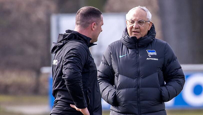 Am 28. Spieltag in Leverkusen löst Hertha-Chefcoach Felix Magath (r) Co-Trainer Mark Fotheringham wieder ab.