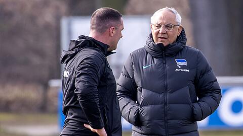 Am 28. Spieltag in Leverkusen löst Hertha-Chefcoach Felix Magath (r) Co-Trainer Mark Fotheringham wieder ab.