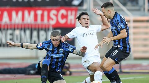 Der Nürnberger Jens Castrop (M) kämpft mit Felix Platte (l) und Julian Justvan vom SC Paderborn um den Ball.
